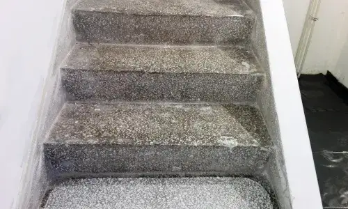 Skuteczne metody czyszczenia schodów z lastryko - uniknij zniszczeń!