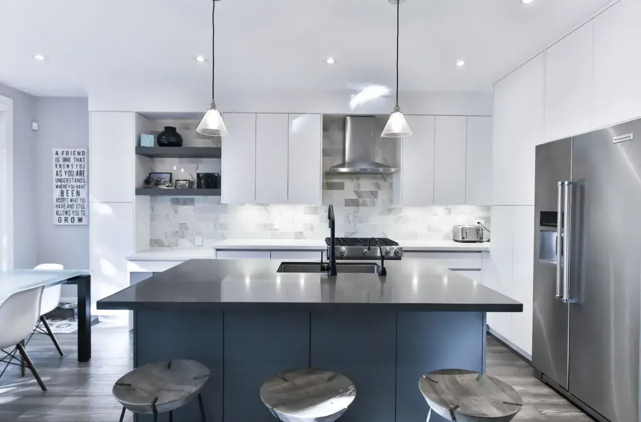 Jaką podłogę wybrać do białej kuchni z czarnym blatem?