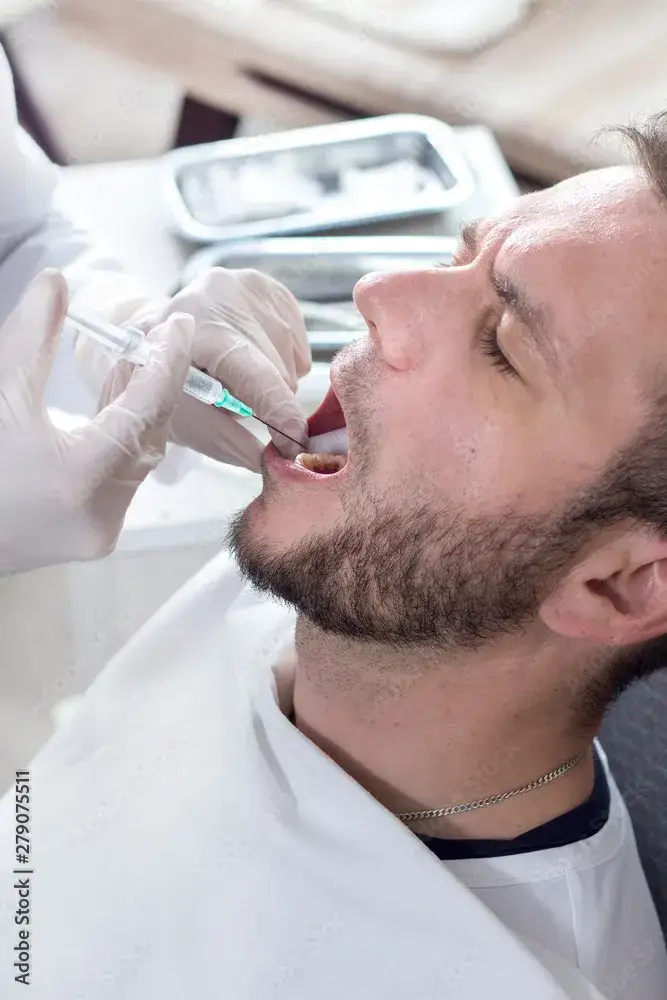 Czy zastrzyk w dziąsło boli? Jak uniknąć bólu podczas zabiegu stomatologicznego