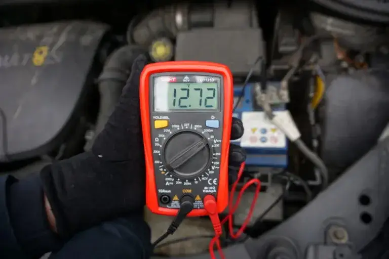 Jak prawidłowo ustawić miernik i uniknąć błędów przy sprawdzaniu ładowania alternatora