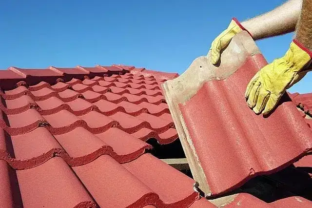 Jak naprawić pękniętą dachówkę - skuteczne metody i porady krok po kroku