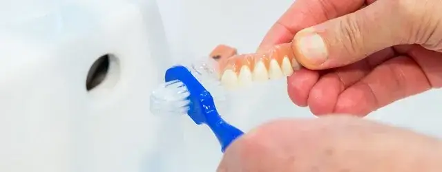 Czy można dokleić zęba do protezy? Sprawdź, jak naprawić protezę zębową skutecznie!