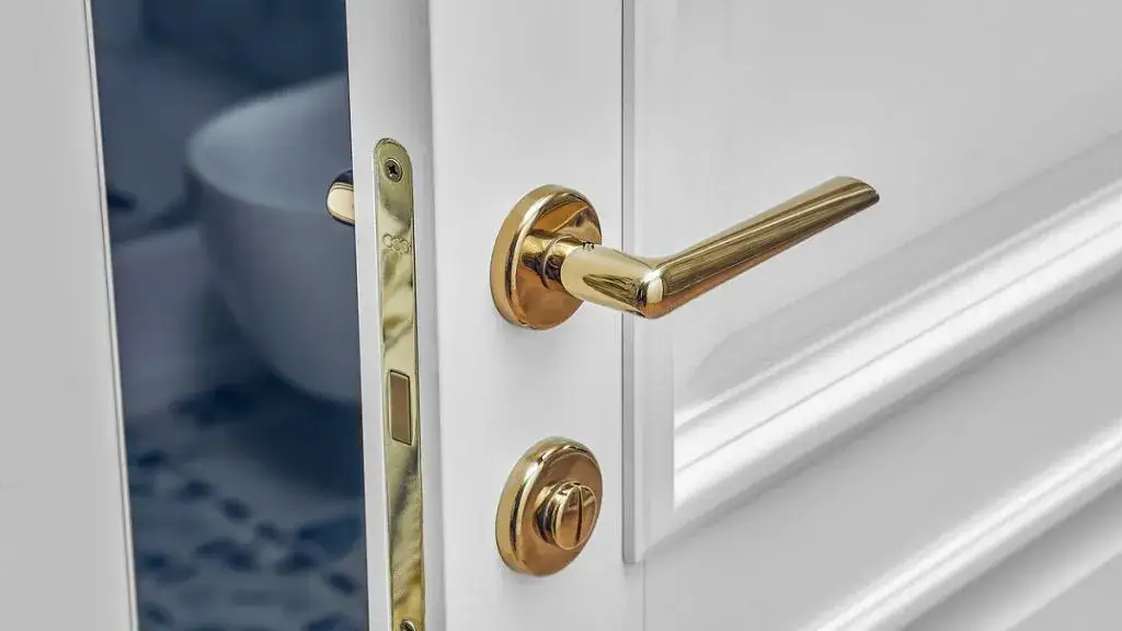 Jak otwierać drzwi do łazienki? Ważne zasady i przepisy