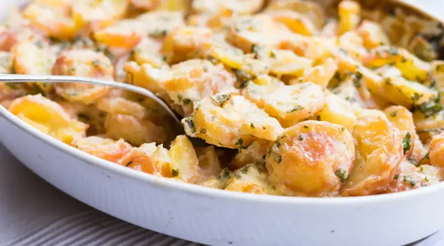 Z czego zrobić sos do zapiekanki ziemniaczanej – sprawdzone przepisy