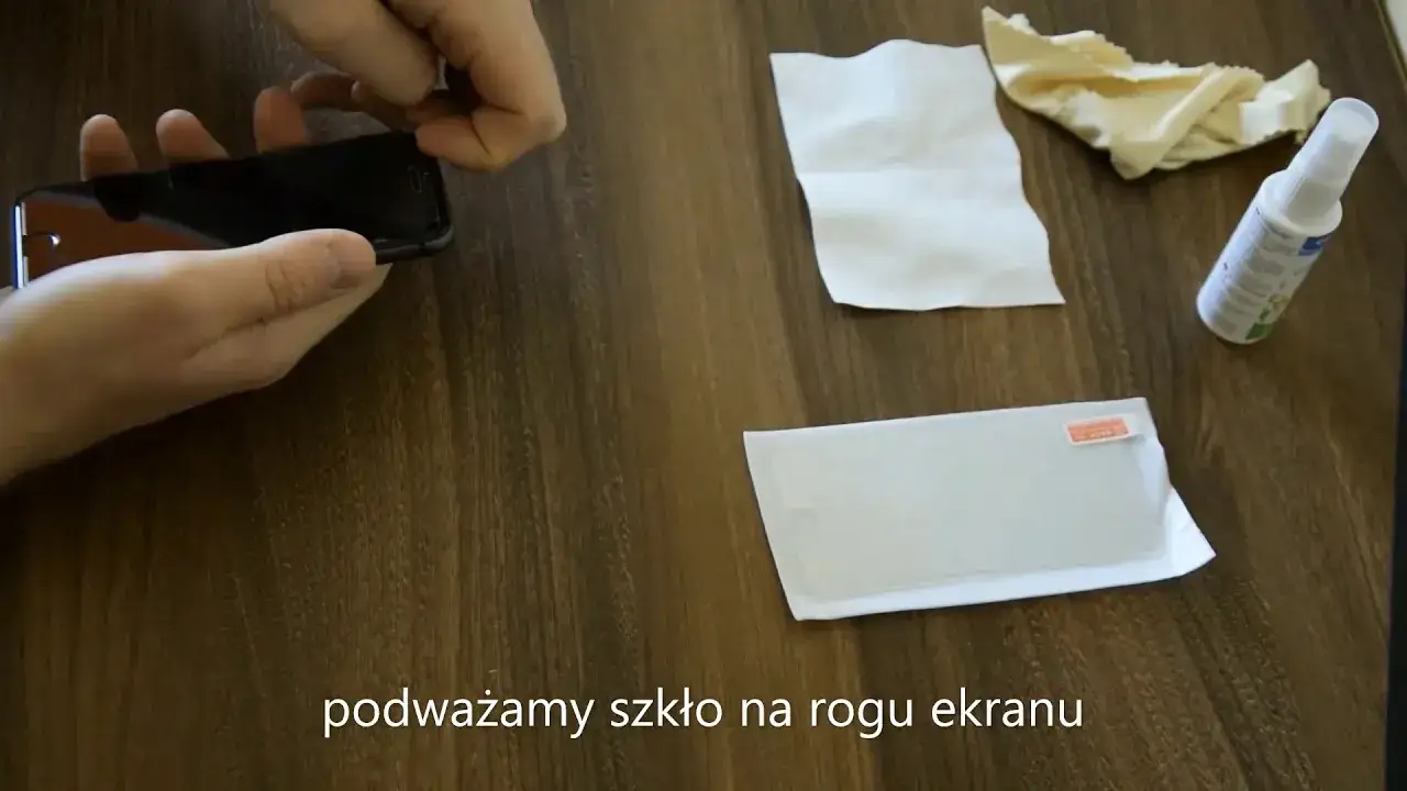 Bezpieczne zdejmowanie szkła hartowanego z aparatu bez ryzyka uszkodzenia