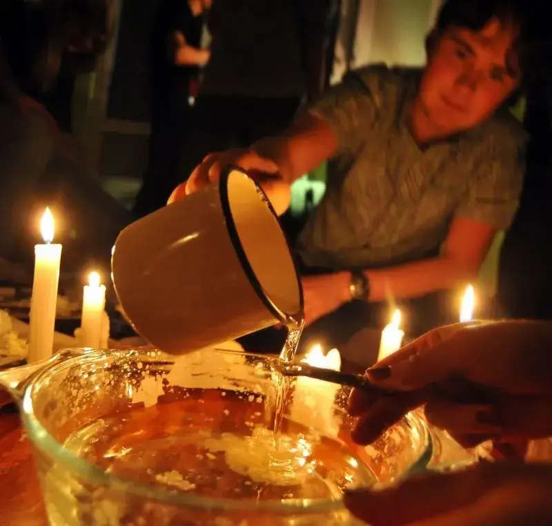 Oryginalne pomysły na wróżby andrzejkowe, które zaskoczą wszystkich