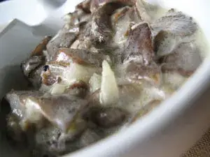 Jak zrobić pyszny sos grzybowy z opieniek – prosty przepis krok po kroku