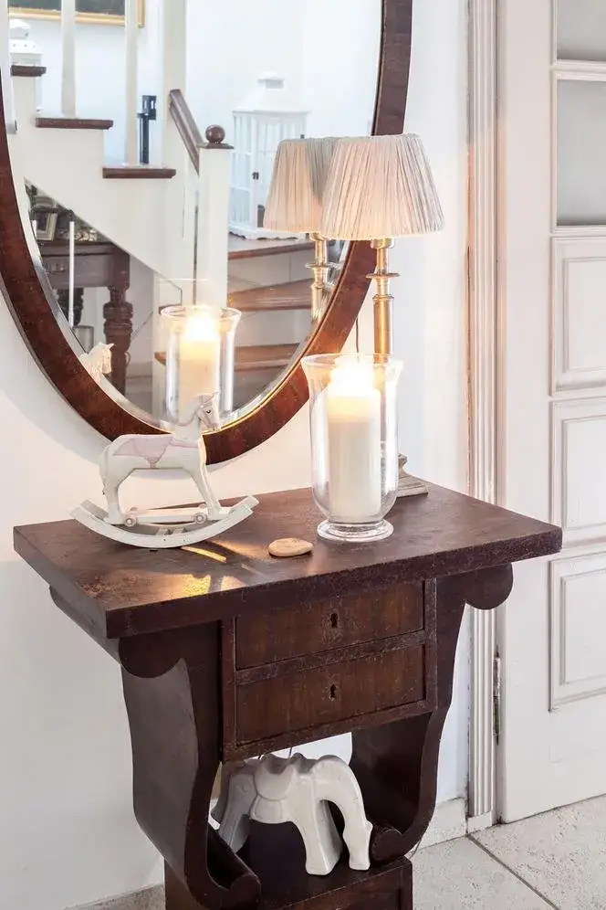 Co na komodę w przedpokoju? 10 pomysłów na stylowe aranżacje