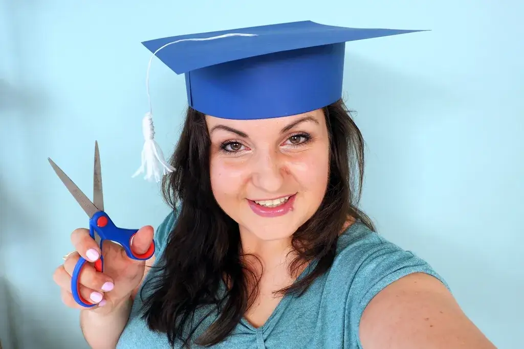 Jak zrobić czapkę na pasowanie na przedszkolaka – łatwe instrukcje krok po kroku