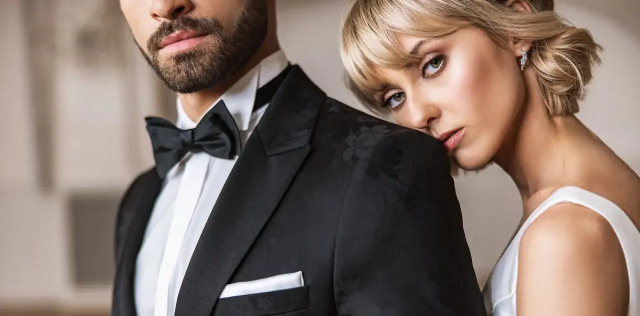 Jaka mucha do czarnej koszuli? Oto stylowe propozycje, które zachwycą