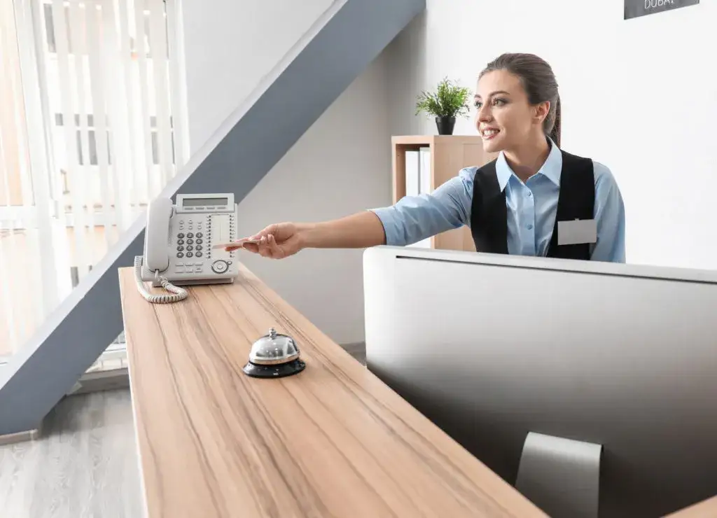 Ile zarabia się na recepcji w hotelu? Sprawdź pensje i czynniki wpływające na wynagrodzenie