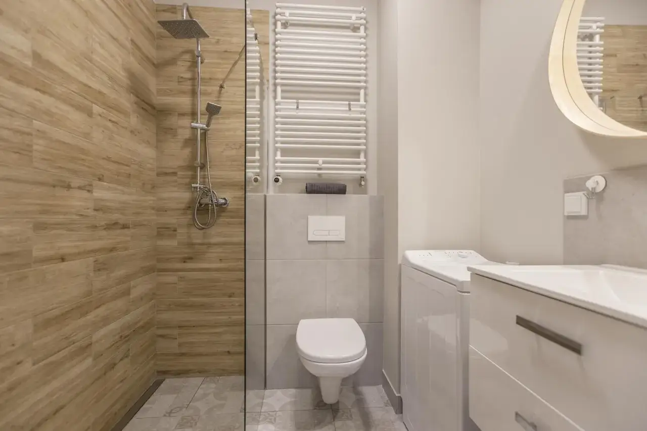 Jak urządzić małą łazienkę z oknem: 10 sprytnych porad i trików