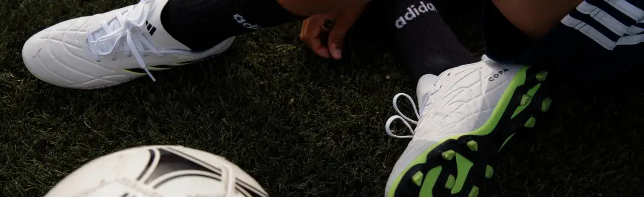 Jakie wybrać buty do piłki nożnej, aby uniknąć kontuzji i zwiększyć komfort?