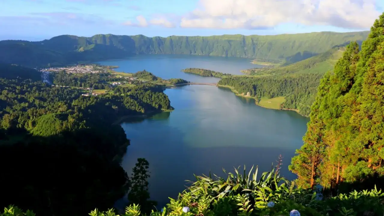 Azory: Idealna pora roku na niezapomnianą podróż wyspiarską