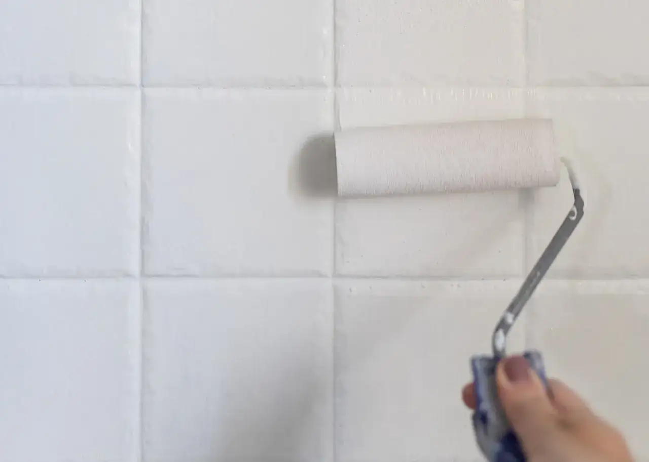 Czym malować kafelki, aby uzyskać trwały i estetyczny efekt?