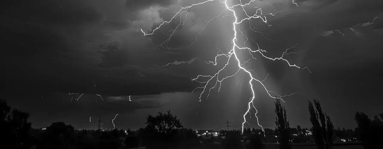 Jakie zjawisko elektryczne wykorzystano do budowy piorunochronu?