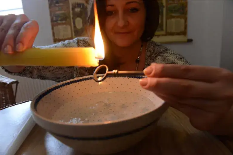 Wróżby andrzejkowe: Lanie wosku i znaczenie symboli, które zaskakują