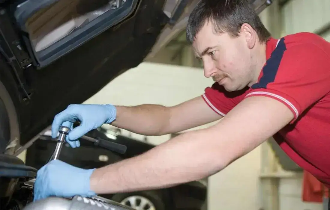 Jak wymontować rozrusznik Toyota Avensis T25 bez zbędnych problemów