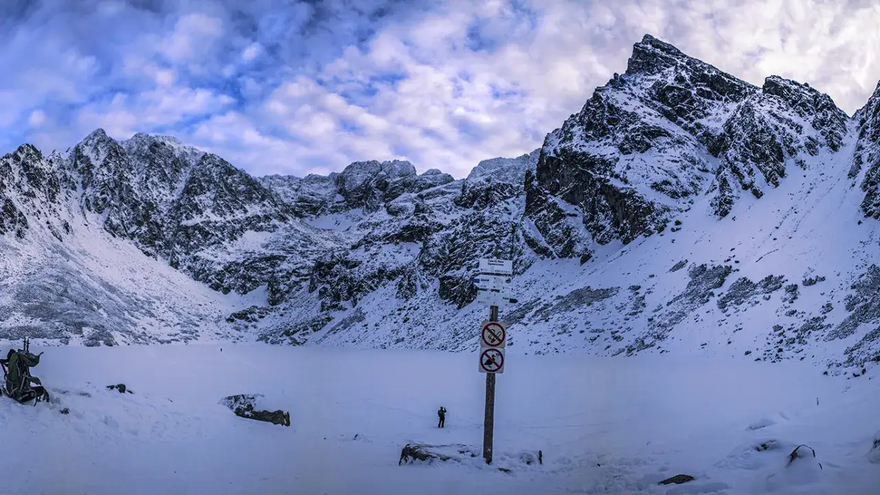 Czarny Staw Gąsienicowy zimą: magiczne widoki i bezpieczne szlaki