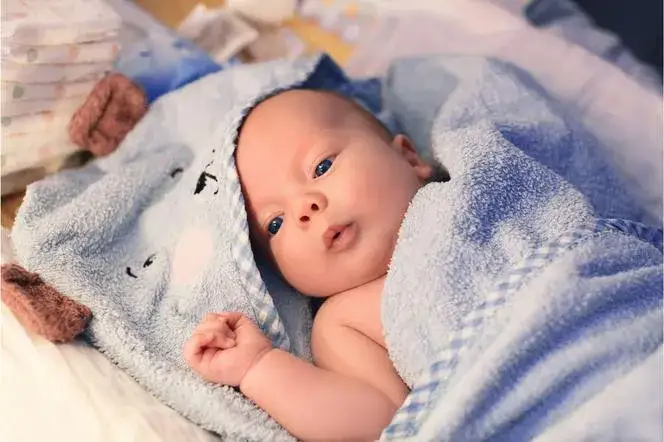 Jak kąpać dziecko z AZS, aby uniknąć podrażnień i bólu?