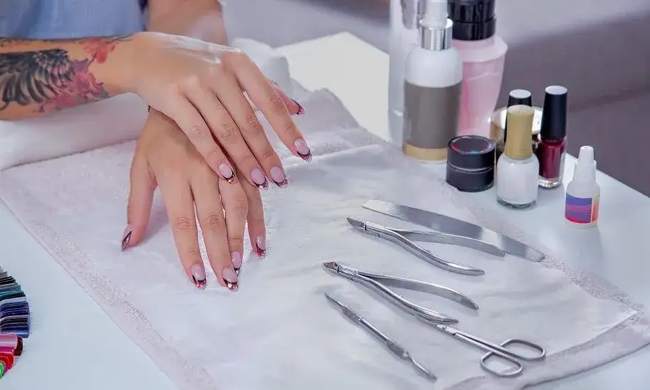 Co jest potrzebne do manicure tytanowego? Kluczowe akcesoria i produkty.