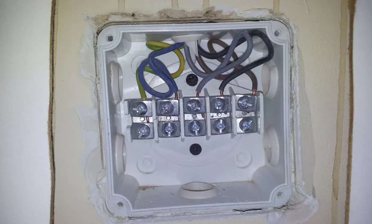 Jak podłączyć kuchenkę elektryczną z piekarnikiem bezpiecznie i skutecznie