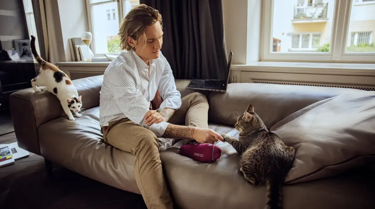 Koszula do spodni czy na zewnątrz? Kluczowe zasady stylizacji