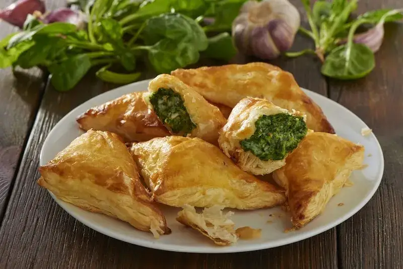 Szybki przepis na pierogi z ciasta francuskiego, które zachwycą smakiem