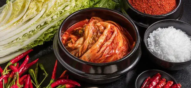 Kimchi jak smakuje - odkryj wyjątkowe smaki i aromaty tej potrawy