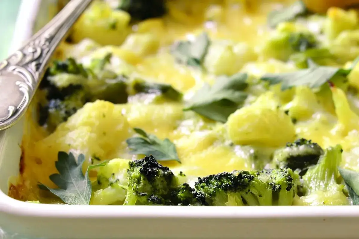 Zapiekanka ziemniaczana z kurczakiem i brokułami w sosie śmietanowym – prosty przepis na pyszne danie