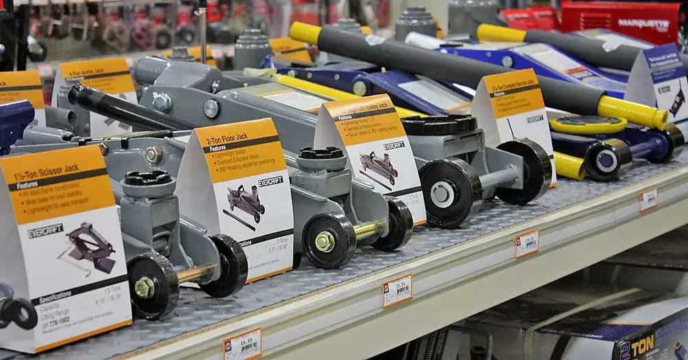 Jak bezpiecznie podnieść auto na lewarku – uniknij błędów i zadbaj o swoje bezpieczeństwo