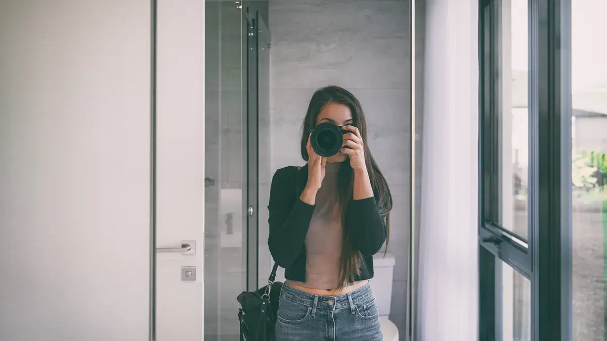 Jak zrobić ładne zdjęcie w lustrze: sekrety idealnych selfie