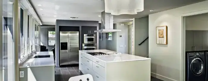 Jak zaprojektować kuchnię z wyspą, aby uniknąć najczęstszych błędów