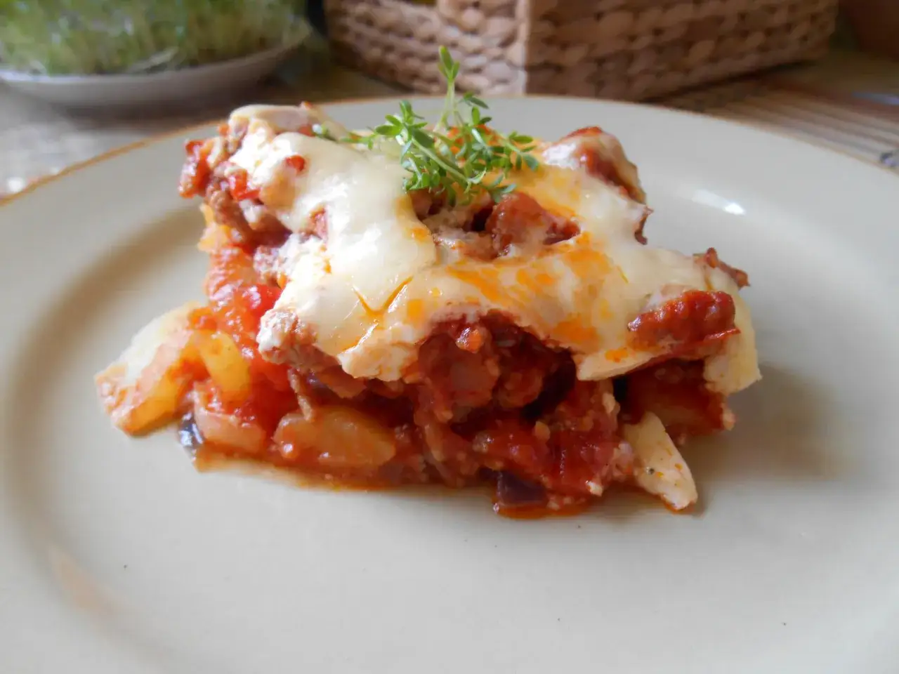 Przepis na zapiekankę ziemniaczaną z mięsem mielonym i pomidorami, która zachwyci każdego