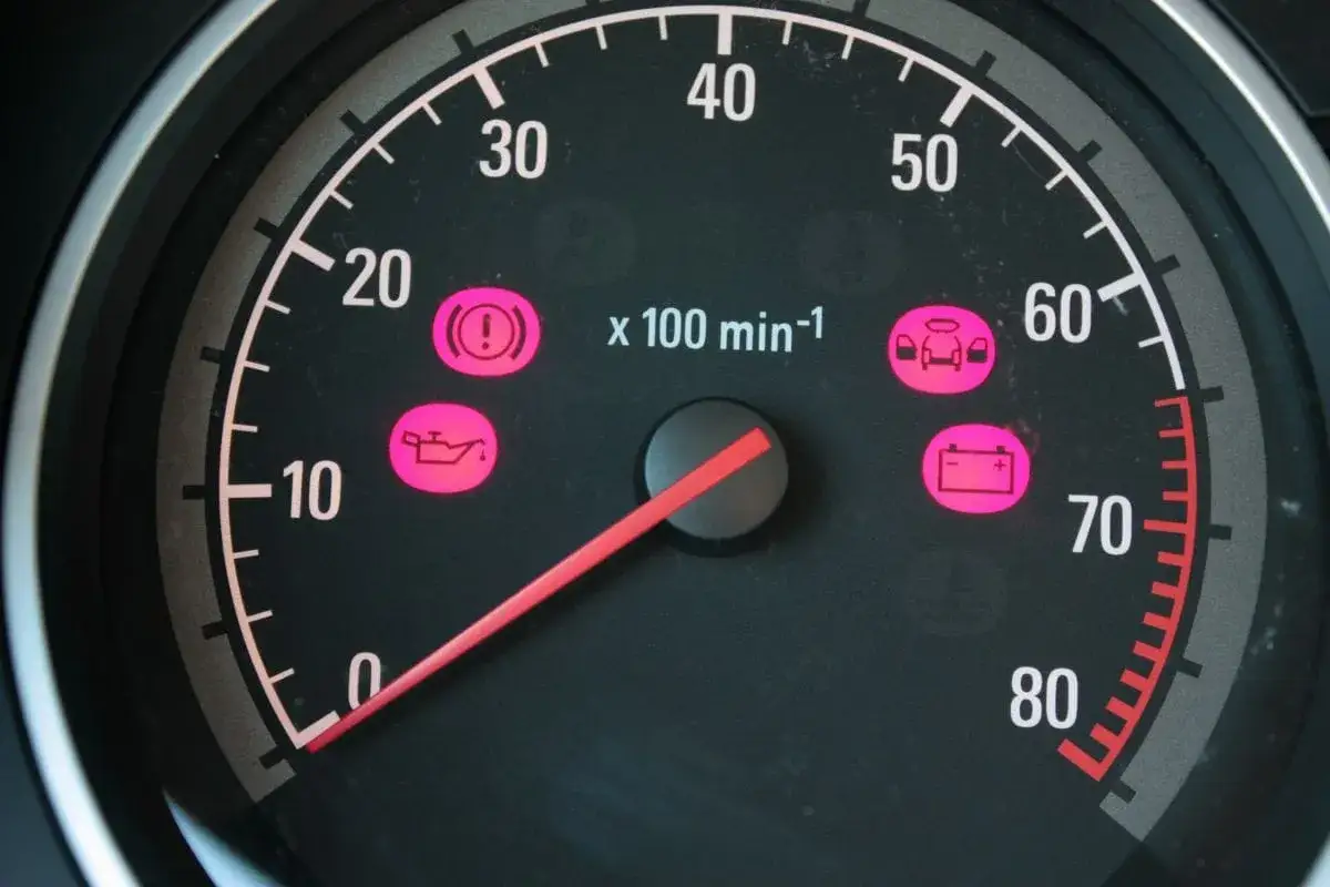 Dlaczego samochód gaśnie na wolnych obrotach? Poznaj przyczyny i rozwiązania