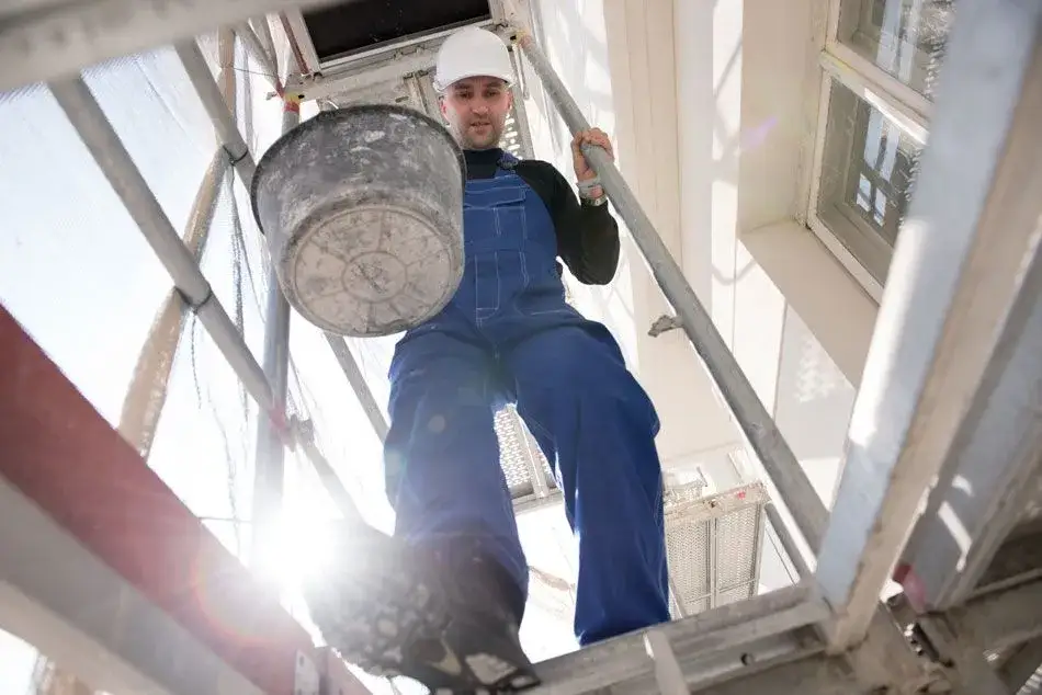 Gruntowanie elewacji: wałek czy pędzel? Porównanie metod