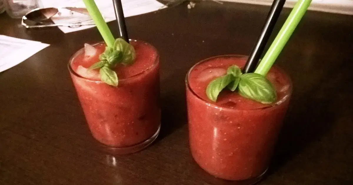 Najlepsze drinki z bazylią, które zachwycą Twoje kubki smakowe
