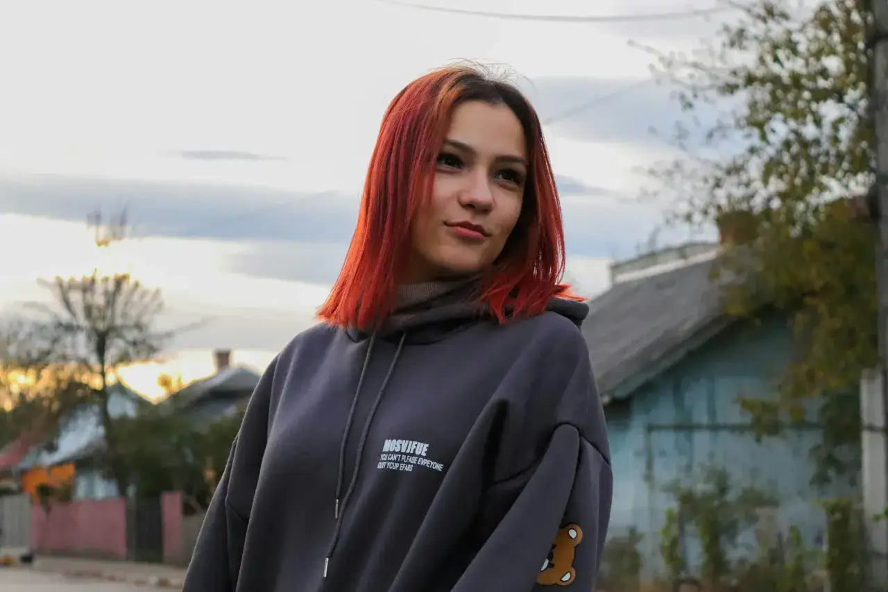 Bluza damska z kapturem czy bez? Odkryj, który model najlepiej pasuje do Twojego stylu