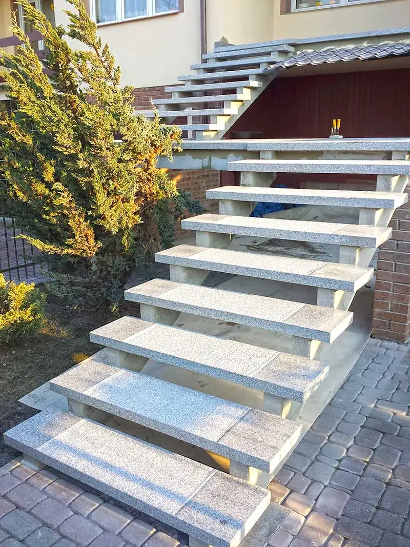 Kamienne schody zewnętrzne: prawdziwy koszt, który zaskoczy każdego