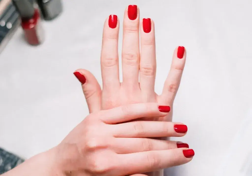 Manicure hybrydowy z nadbudową – wszystko, co musisz wiedzieć o tej technice.