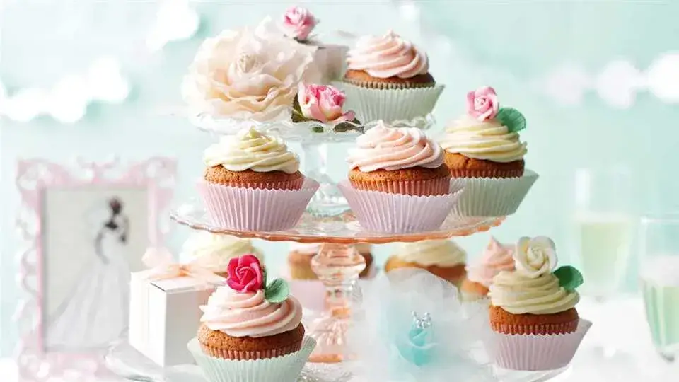 Jak zrobić tort z muffinek - prosty przepis, który zachwyci gości