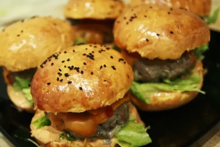 Gdzie kupić mini hamburgery w bułkach? Najlepsze miejsca i porady