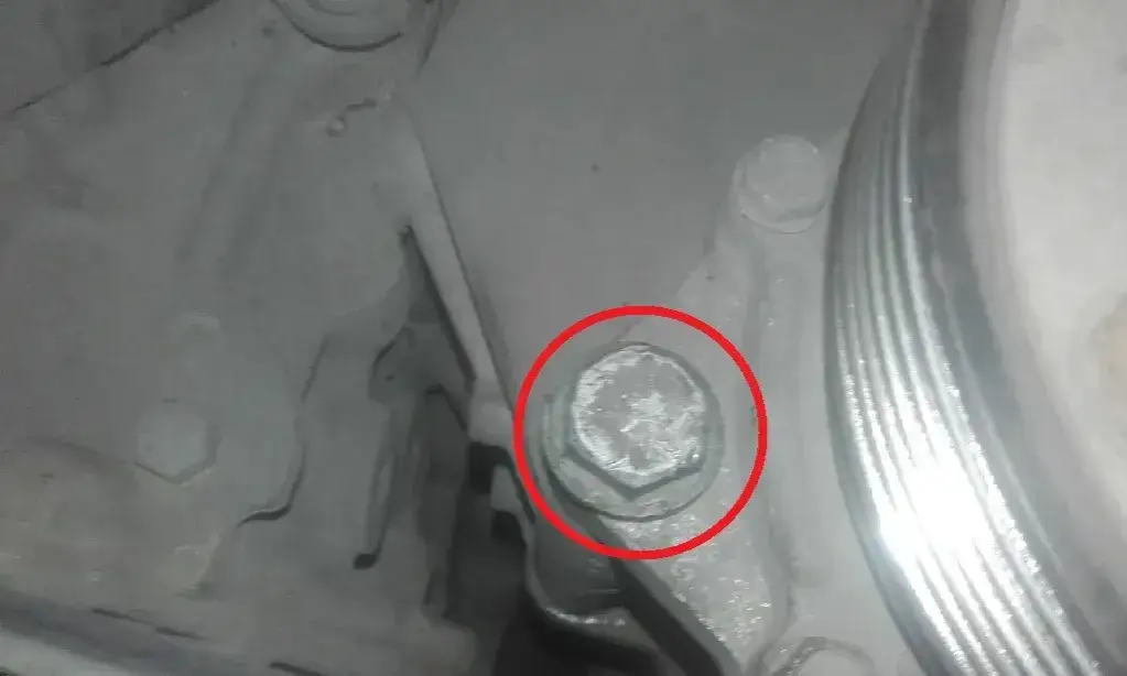 Jak wyjąć alternator VW Golf 4 bez problemów - krok po kroku