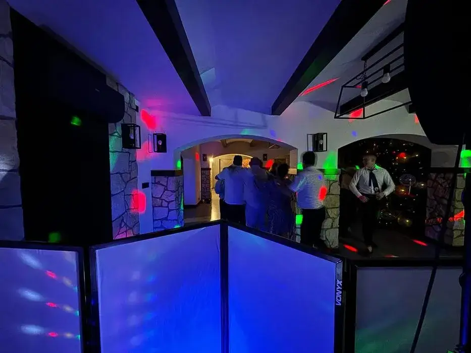 Ile kosztuje DJ na urodziny? Sprawdź ceny i ukryte koszty