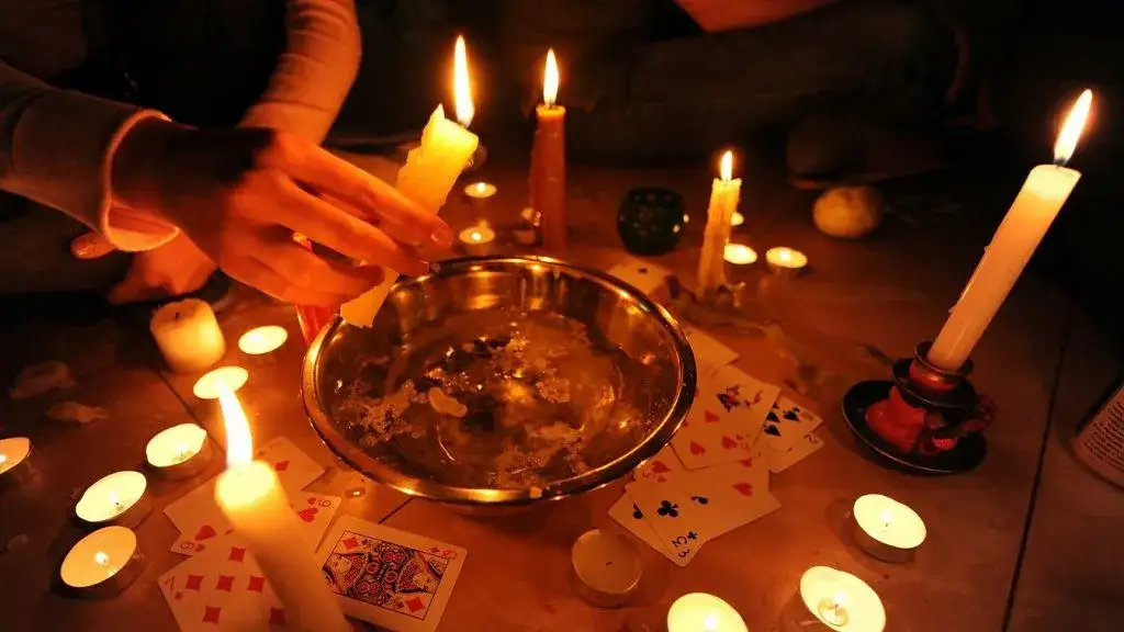 Jakie są wróżby andrzejkowe? Odkryj tajemnice tradycyjnych wróżb