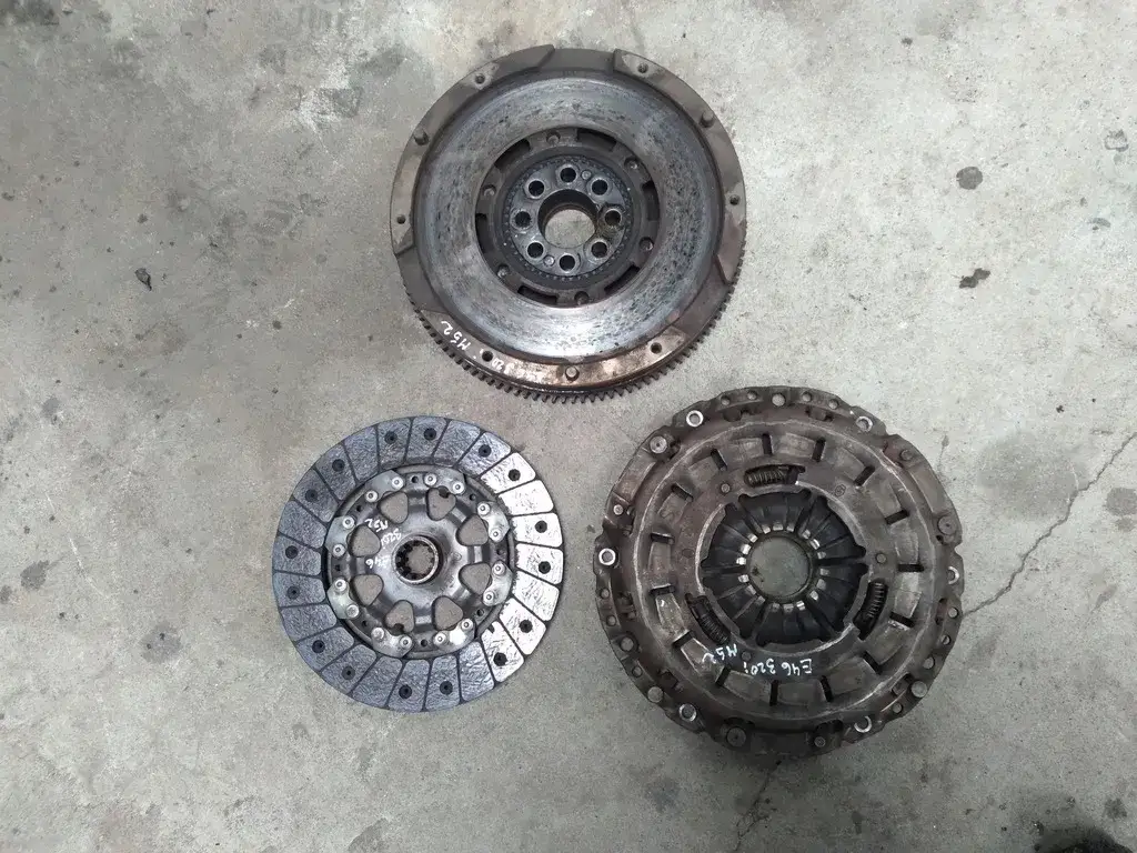 Jakie sprzęgło do BMW E46 318i? Wybierz najlepszą opcję i uniknij kosztów.