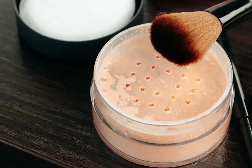 Jaki puder do cery suchej, który nawilża i nie przesusza skóry?