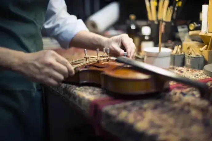 Kto naprawia skrzypce? Jak znaleźć lutnika i uniknąć wysokich kosztów