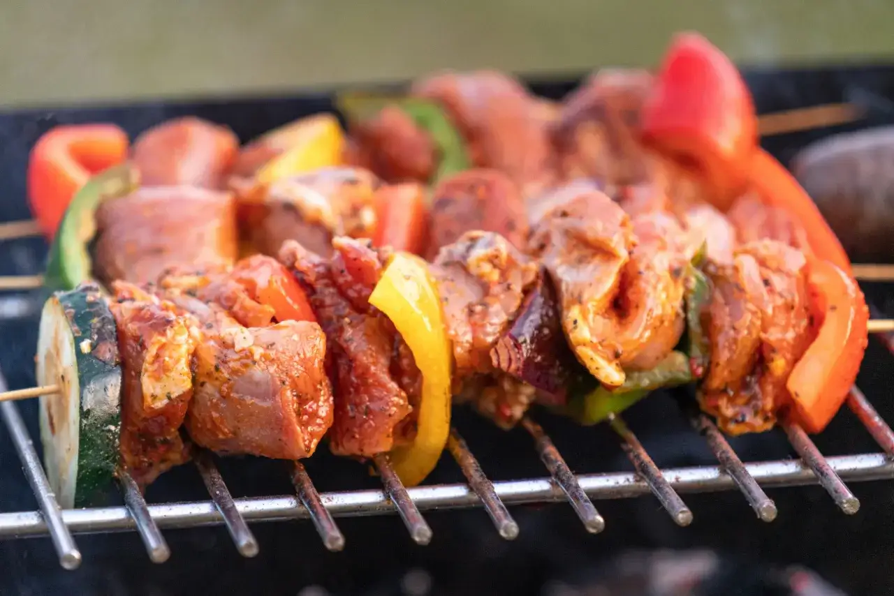 Jakie mięso na szaszłyki z piekarnika? Odkryj najpyszniejsze opcje