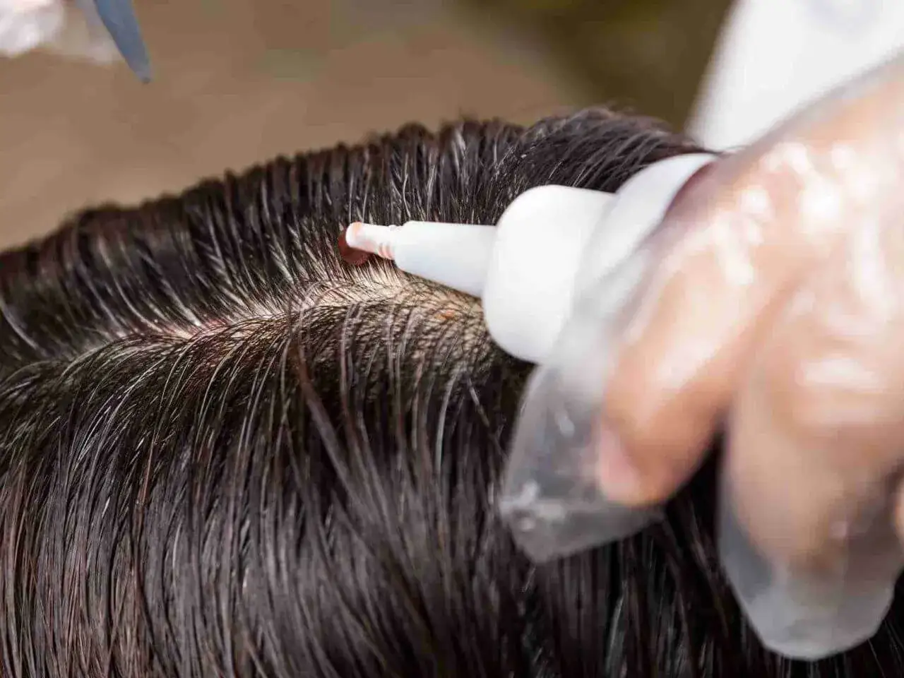 Ile kosztuje farbowanie odrostów u fryzjera? Sprawdź, jak uniknąć wysokich cen!